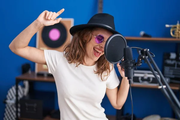 Genç Kadın Sanatçı Müzik Stüdyosunda Şarkı Söylüyor — Stok fotoğraf