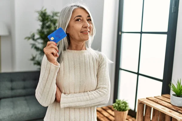Μέση Ηλικία Γκρίζα Μαλλιά Γυναίκα Χαμογελά Αυτοπεποίθηση Κρατώντας Πιστωτική Κάρτα — Φωτογραφία Αρχείου
