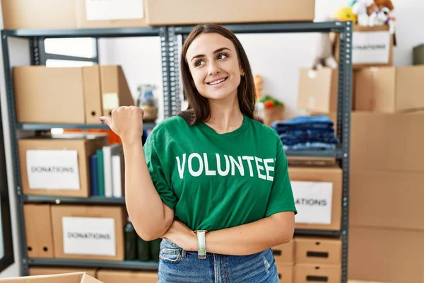 Jovem Morena Vestindo Camiseta Voluntária Doações Ficar Sorrindo Com Rosto — Fotografia de Stock