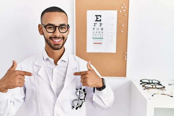 African American Optician Man Standing Eyesight Test Looking Confident Smile — Zdjęcie stockowe