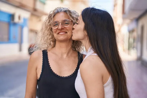Дві Жінки Мати Дочка Стоять Разом Цілуються Вулиці — стокове фото
