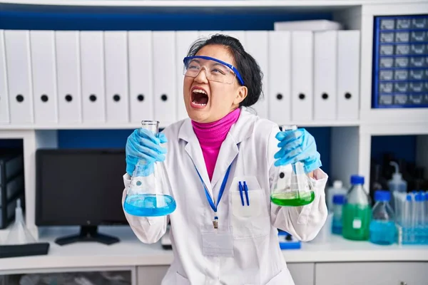科学研究所で働く若いアジア人女性は怒りと怒りで叫び フラストレーションと激怒を叫びました 怒りと攻撃的な考え方 — ストック写真