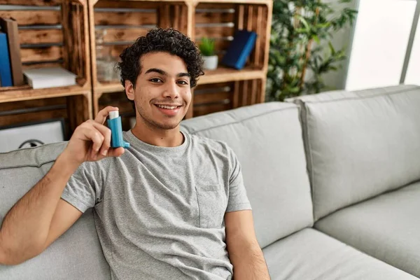 Jeune Homme Hispanique Utilisant Inhalateur Assis Sur Canapé Maison — Photo