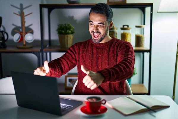 Junger Hispanischer Mann Mit Bart Der Nachts Hause Seinen Computer — Stockfoto