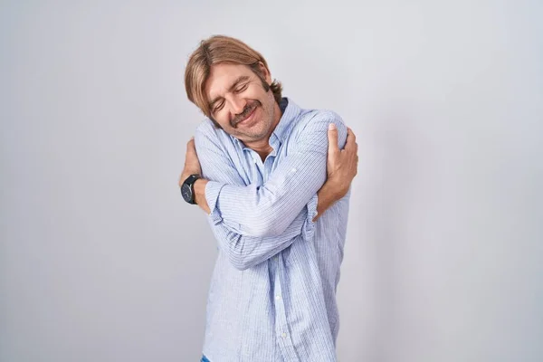 Caucasian Man Mustache Standing White Background Hugging Oneself Happy Positive — Stock Photo, Image