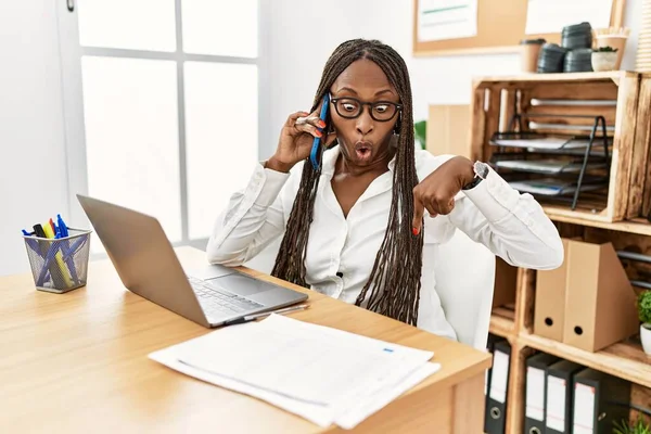 Mulher Negra Com Tranças Trabalhando Escritório Falando Telefone Apontando Para — Fotografia de Stock
