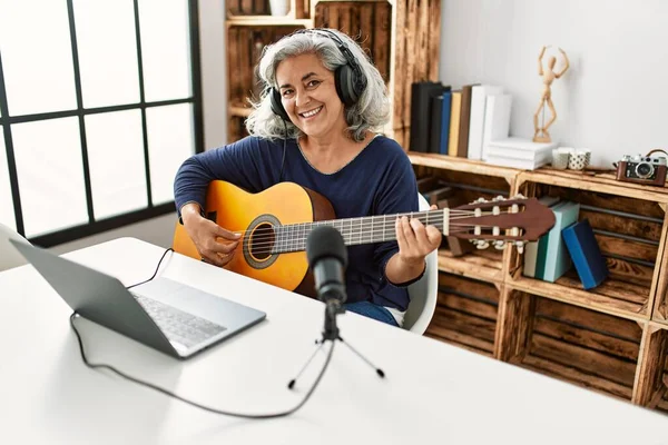 Medelålders Gråhårig Kvinna Spelar Gitarr Arbetar Radio Studio — Stockfoto
