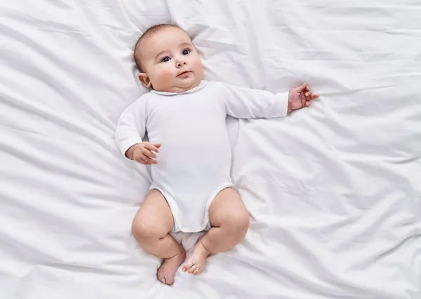 Liebenswertes Baby Entspannt Auf Bett Schlafzimmer Liegend — Stockfoto