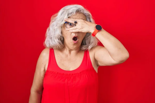 Middle Age Woman Grey Hair Standing Red Background Peeking Shock — Stock Photo, Image