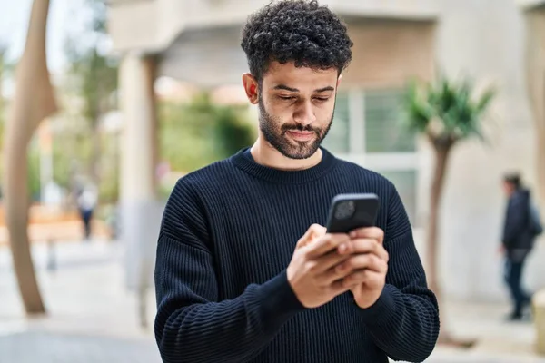 Ung Arabisk Man Ler Säker Med Hjälp Smartphone Gatan — Stockfoto
