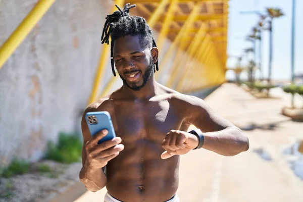 Donna Afroamericana Torso Nudo Utilizzando Smartphone Cercando Cronometro Strada — Foto Stock