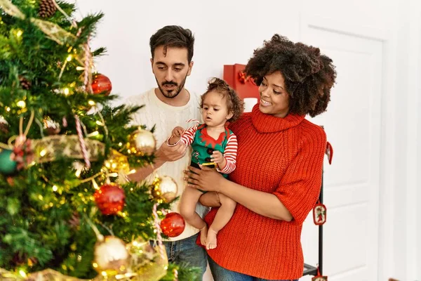 Coppia Figlia Sorridente Fiducioso Decorare Albero Natale Casa — Foto Stock
