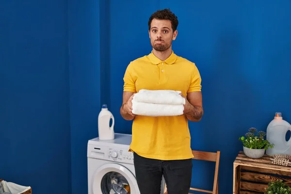 Çamaşır Odasında Temiz Havlu Tutan Genç Bir Spanyol Bunalımlı Üzüntülü — Stok fotoğraf