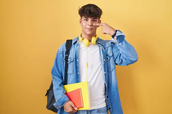 Der Hispanische Teenager Trägt Einen Studentenrucksack Und Hält Bücher Der — Stockfoto