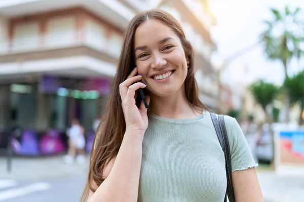 若い美しい女性は自信を持って話して笑顔路上でスマートフォン — ストック写真