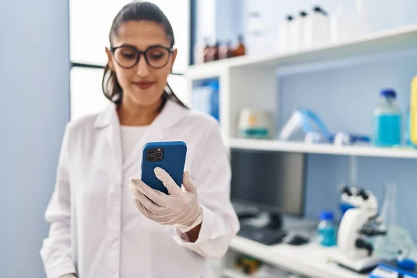 Mujer Hispana Joven Vistiendo Uniforme Científico Usando Smartphone Laboratorio —  Fotos de Stock