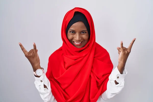 Ung Arabiska Kvinna Bär Traditionell Islamisk Hijab Halsduk Skrika Med — Stockfoto