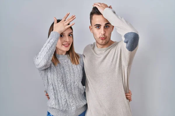 Young Hispanic Couple Standing White Background Surprised Hand Head Mistake — Stock Photo, Image