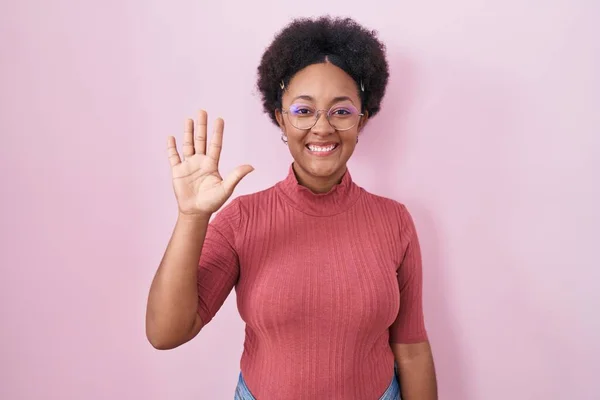 Mooie Afrikaanse Vrouw Met Krullend Haar Staan Roze Achtergrond Tonen — Stockfoto
