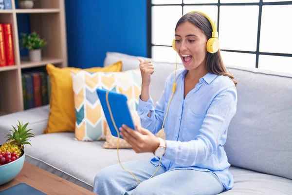Young Hispanic Woman Doing Video Call Tablet Wearing Headphones Pointing — Stockfoto