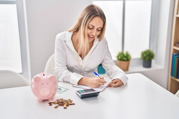 Young Woman Smiling Confident Accounting Home — Stock Photo, Image