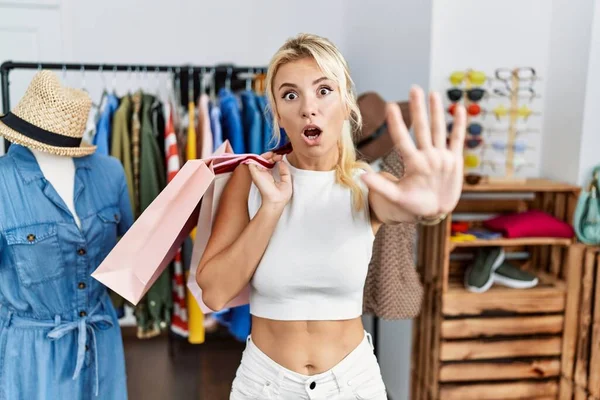 Ung Kaukasisk Kvinna Håller Shoppingväskor Butik Gör Stop Gest Med — Stockfoto
