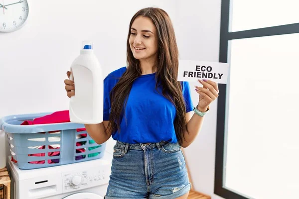 Junge Kaukasierin Mit Waschmittelflasche Und Umweltfreundlichem Banner Der Waschküche — Stockfoto