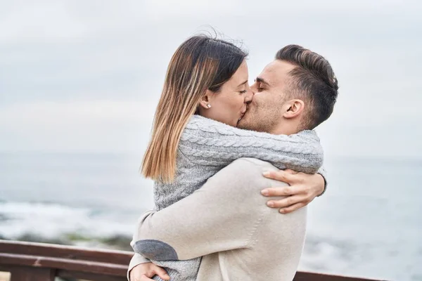 Homem Mulher Casal Abraçando Uns Aos Outros Beijando Beira Mar — Fotografia de Stock