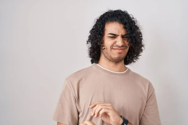 Beyaz Arka Planda Duran Kıvırcık Saçlı Spanyol Adam Tiksindirici Bir — Stok fotoğraf