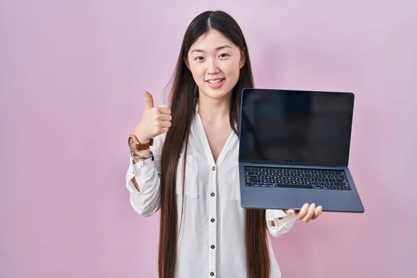 Κινέζα Νεαρή Γυναίκα Κρατώντας Φορητό Υπολογιστή Δείχνει Οθόνη Χαμογελώντας Χαρούμενος — Φωτογραφία Αρχείου