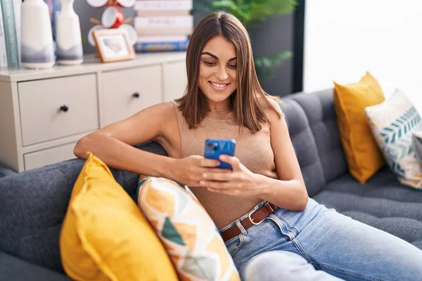 Mladý Krásný Hispánec Žena Pomocí Smartphone Sedí Pohovce Doma — Stock fotografie