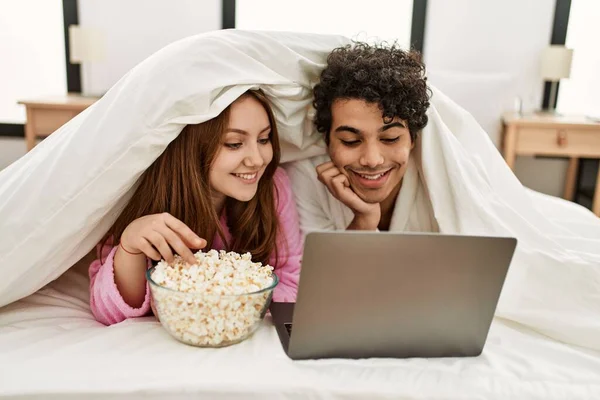 Jong Paar Kijken Film Liggend Het Bed Slaapkamer — Stockfoto