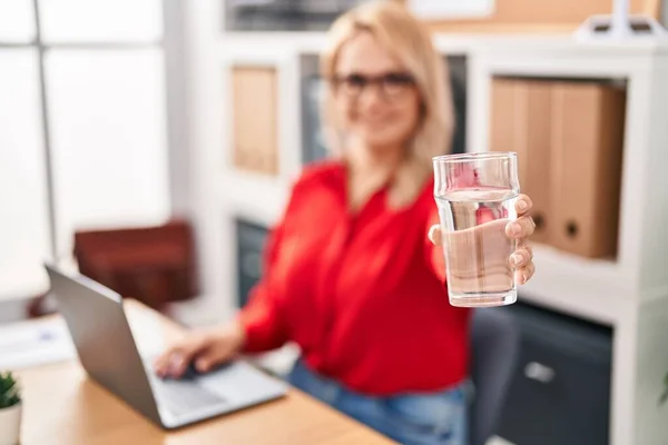 Young Blonde Woman Business Worker Using Laptop Drinking Water Office — 图库照片