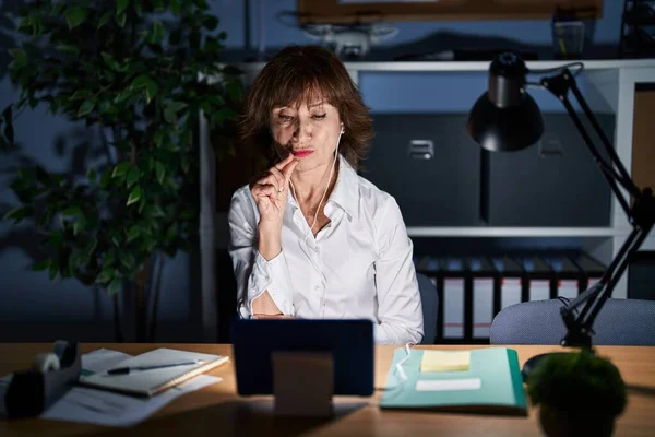 Mujer Mediana Edad Que Trabaja Oficina Por Noche Boca Los —  Fotos de Stock