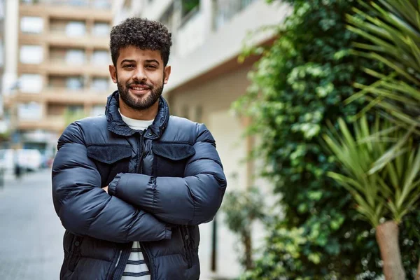 Νεαρός Άραβας Χαμογελάει Σταυρωμένα Χέρια Στην Πόλη — Φωτογραφία Αρχείου