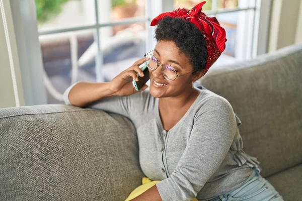 Femme Afro Américaine Parlant Sur Smartphone Assis Sur Canapé Maison — Photo