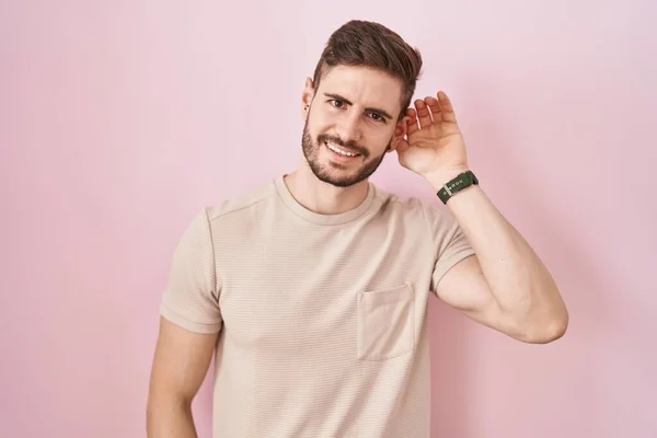 Hispanic Man Beard Standing Pink Background Smiling Hand Ear Listening — Stockfoto