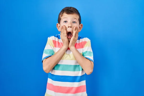 Jeune Enfant Caucasien Debout Sur Fond Bleu Peur Choqué Surprise — Photo