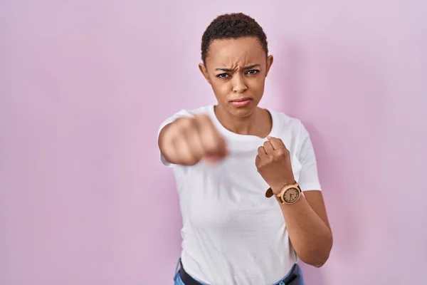 Mooie Afrikaanse Amerikaanse Vrouw Staande Roze Achtergrond Ponsen Vuist Vechten — Stockfoto