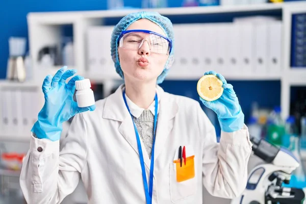 Beautiful Woman Working Scientist Laboratory Holding Pills Lemon Looking Camera — Stock Photo, Image