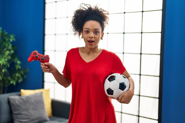 Young African American Woman Playing Football Video Game Afraid Shocked — Foto de Stock