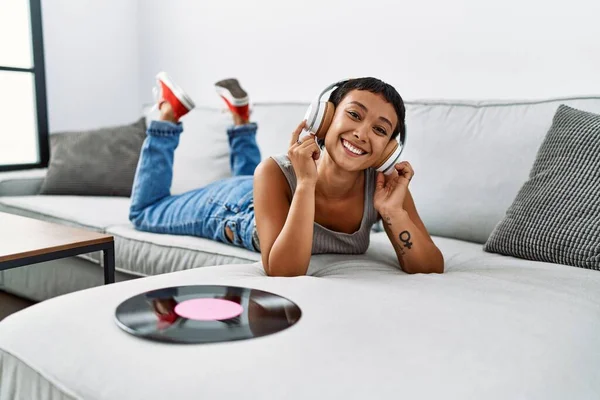 Genç Spanyol Kadın Evdeki Kanepede Uzanmış Müzik Dinliyor — Stok fotoğraf