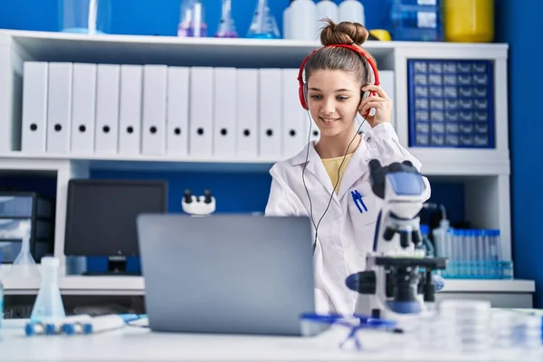Adorable Chica Científica Usando Laptop Trabajando Laboratorio —  Fotos de Stock