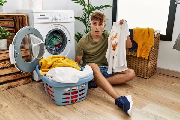 Junger Kaukasischer Mann Der Wäsche Wäscht Hält Shirt Mit Fleck — Stockfoto