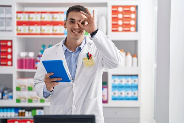 Hezký Hispánský Muž Pracující Lékárně Tabletou Šťastný Dělá Znamení Rukou — Stock fotografie