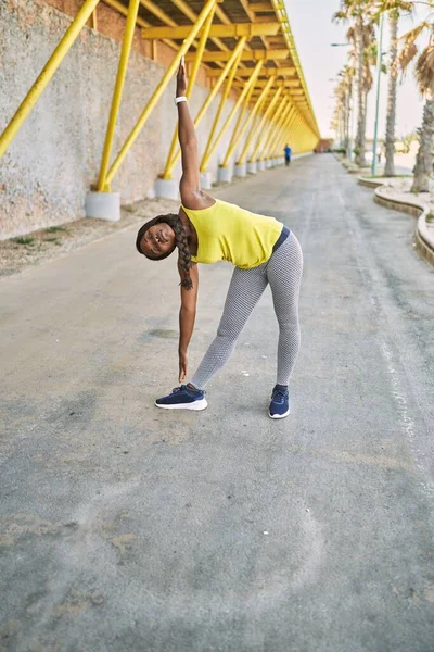 Afričanky Americká Žena Sobě Sportovní Oblečení Dělá Jóga Cvičení Ulici — Stock fotografie