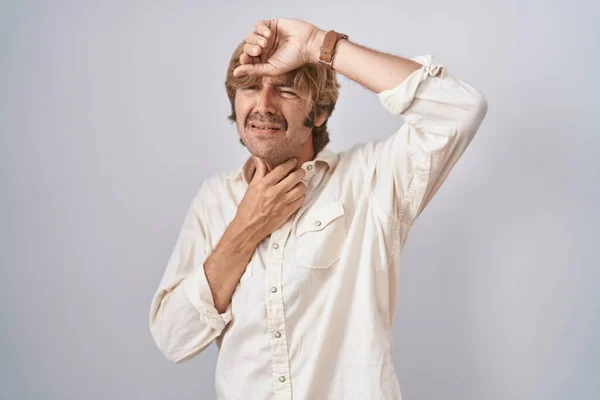 病気や発熱 インフルエンザや風邪 ウイルス病のための額に触れる隔離された背景に立っている中年の男 — ストック写真