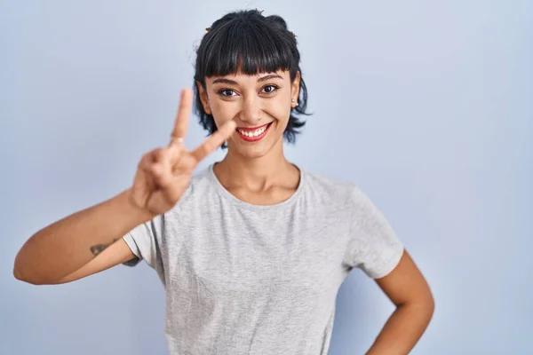 평상복 차림의 스페인 여자가 자신감 행복하게 웃으면서 손가락 고개를 있습니다 — 스톡 사진