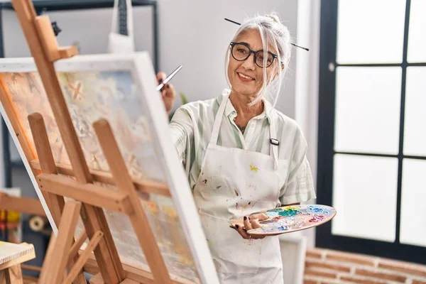 中世白髪の女性アーティスト笑顔自信のある絵でアートスタジオ — ストック写真