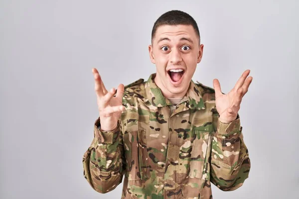Νεαρός Άνδρας Φορώντας Στολή Καμουφλάζ Στρατού Γιορτάζει Τρελό Και Κατάπληκτος — Φωτογραφία Αρχείου